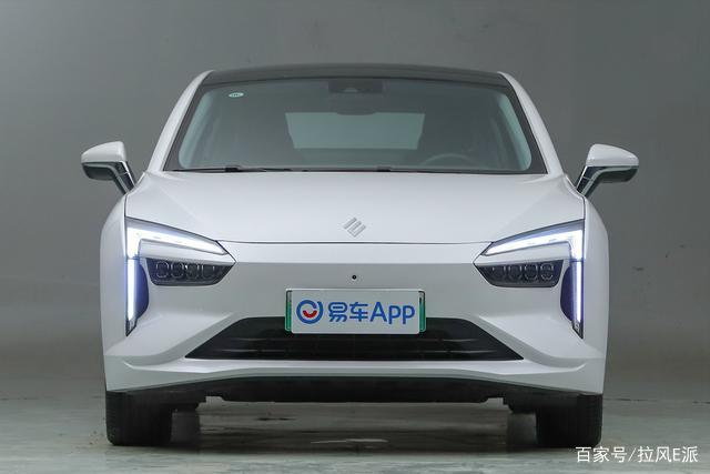 雷诺江铃集团旗下首款新能源轿车羿正式亮相,该车已经上市销售,共推出